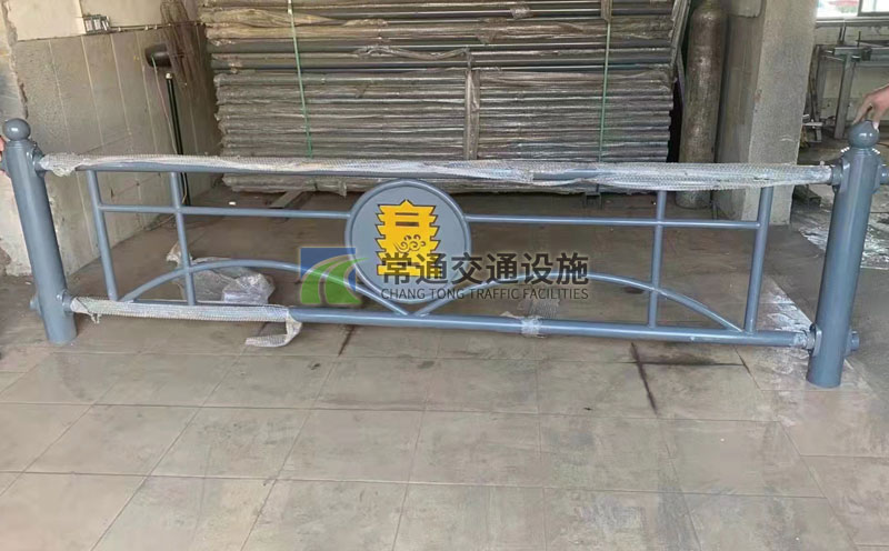 圓廣告板大圓管灰色城市鋅鋼交通護(hù)欄